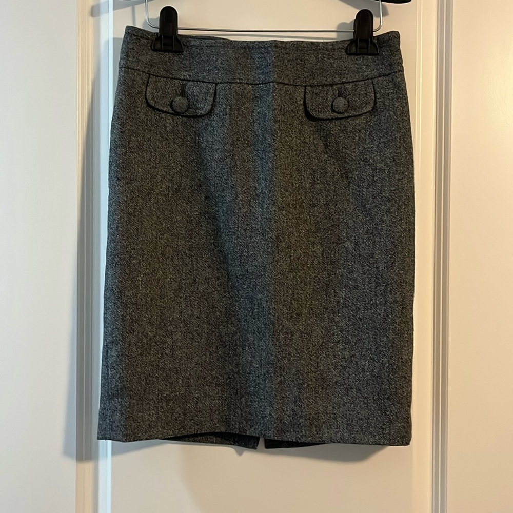The Limited size 2 black and white skirt like new